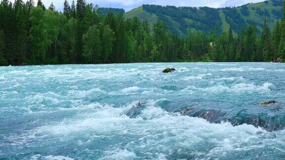 流动的河流和森林与中国新疆的山地自然景观