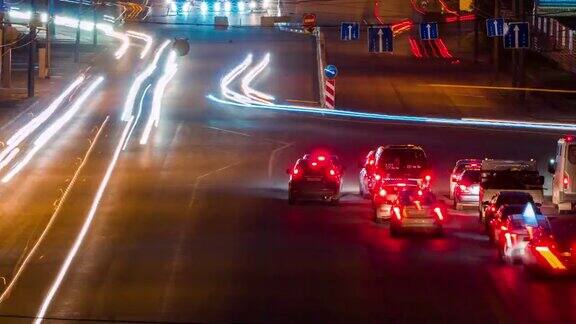汽车在高速公路上开得很快时间流逝有灯光
