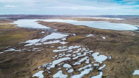 冬天黄河源头的湖泊和湿地都冻结了
