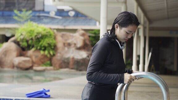 亚洲华裔少女去游泳池上游泳课由她的教练