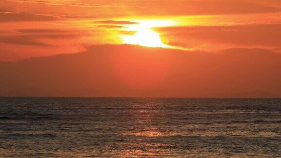 夕阳映照着海滩上海浪的起伏
