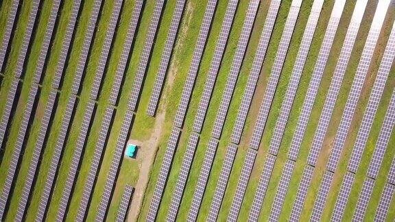 绿色田野上的太阳能发电厂鸟瞰图生产清洁生态能源的电板