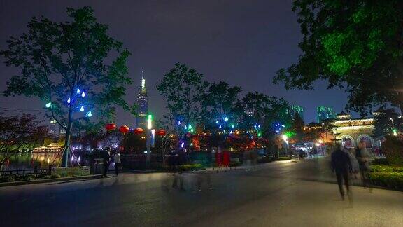 夜晚的时间照亮了南京城墙著名的湖滨公园广场延时全景4k中国