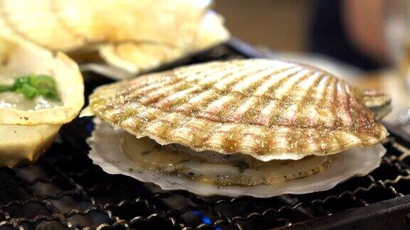 日本鱼市烤的海鲜扇贝