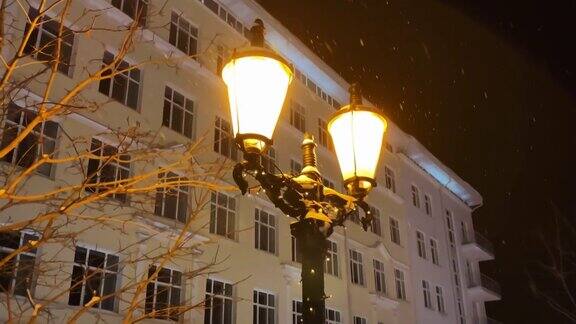 城市夜晚的复古街灯冬天下雪