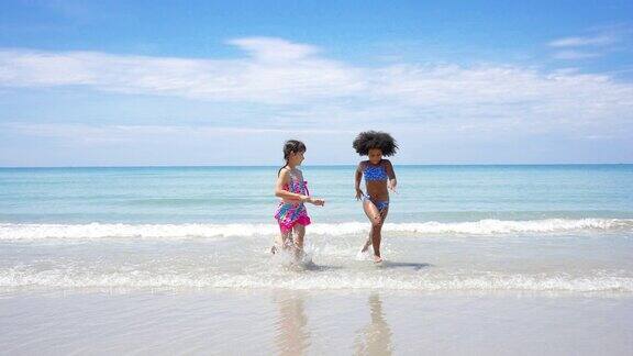一群不同的孩子在热带海滩上一起玩暑假在海边