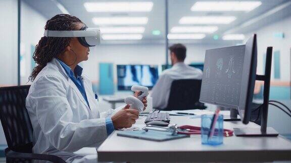 未来医学医院:黑人女性神经外科医生戴着虚拟现实耳机使用控制器远程操作病人与医疗机器人MRI图像显示神经系统疾病的治疗