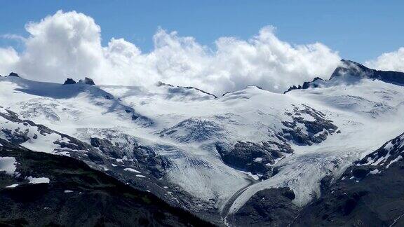 冰川景观与云