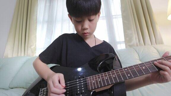 亚洲男孩玩电吉他