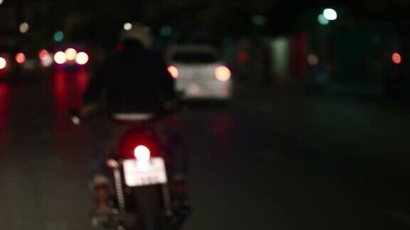 摩托车手在夜间驾驶的观点