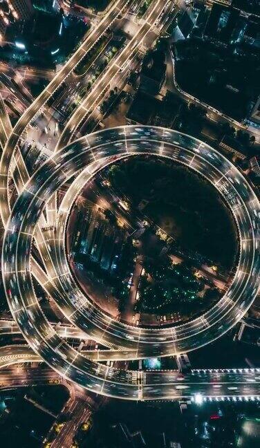 无人机视角的天桥和城市交通在夜间