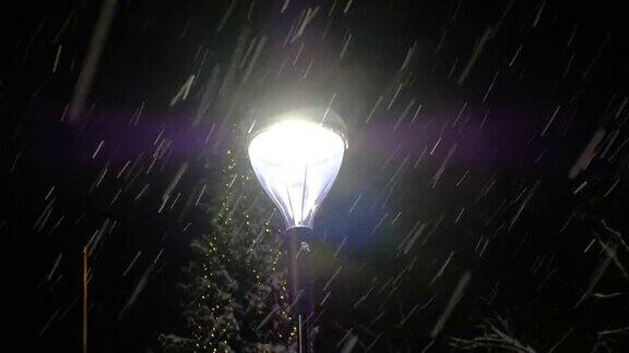 下雪时的现代街灯