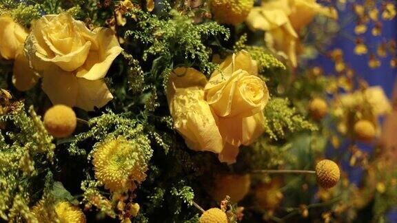 慢镜头黄色的花黄色的玫瑰黄色的花束在花店大花束明亮新鲜的黄色玫瑰婚礼花婚礼装饰黄色的玫瑰