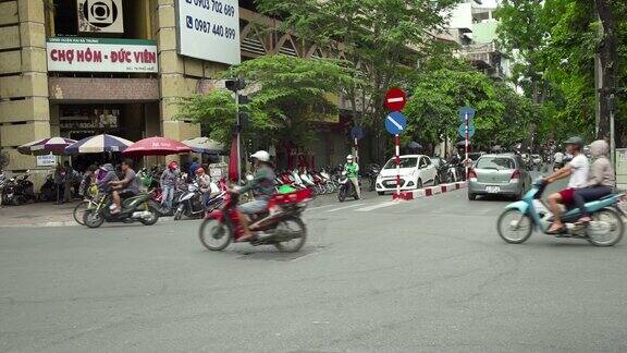 越南河内繁忙的十字路口街景