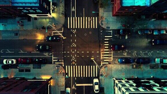 上面是纽约布鲁克林十字路口的夜景