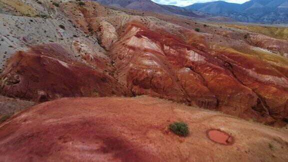 红色的山脉看起来像火星上的风景空中
