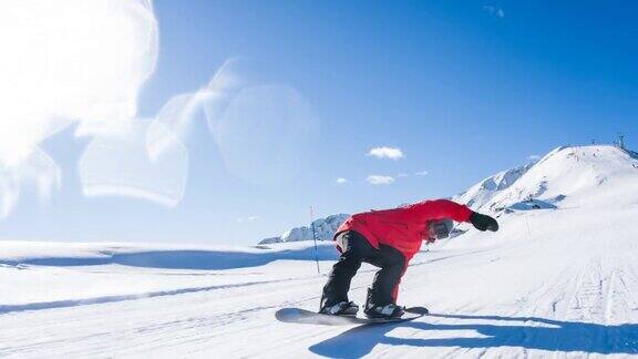 滑雪运动员在滑雪坡道上滑行做跳跃和旋转动作