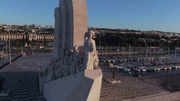 贝伦港和历史遗迹的鸟瞰图(葡萄牙语:PadraodosDescobrimentos)位于葡萄牙里斯本塔古斯河北岸
