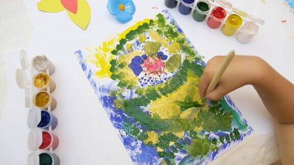 小女孩用花来画彩色抽象画早期的发展孩子们的创造力快乐童年