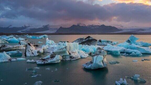 日落时分冰岛东南部Vatnajkull国家公园附近Jökulsárlón冰川泻湖水域中的冰川缩小4kUHD间隔拍摄