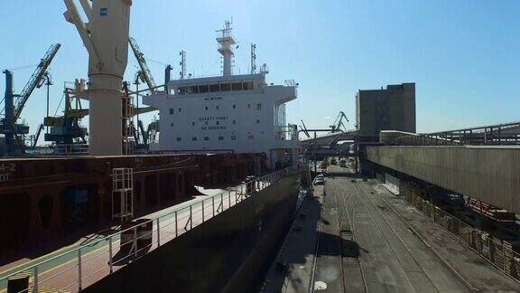 无人机拍摄货港的一艘大船