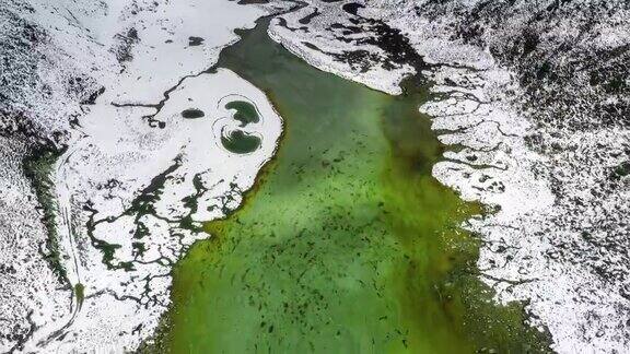 雪里藏着一个绿色的湖