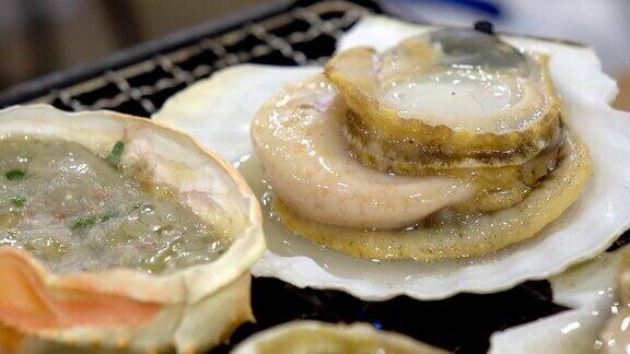 日本鱼市烤的海鲜扇贝