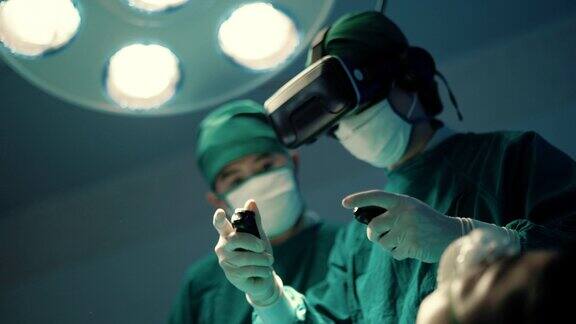 外科学生练习在手术室使用虚拟现实VR眼镜