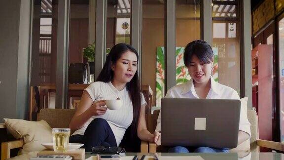 两个亚洲女性自由职业者使用笔记本电脑和工作在咖啡店小企业主或启动小型企业企业家工作的在线营销