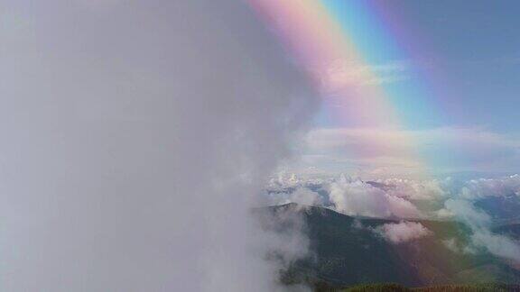 在彩虹背景下的云中飞行Hyperlapse