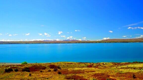 蓝天下的湖光山色