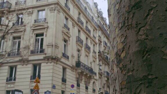 一个法国女人沿着街道走向艾菲尔铁塔