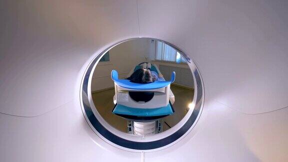 核磁共振扫描仪断层扫描病人正在接受医学检查