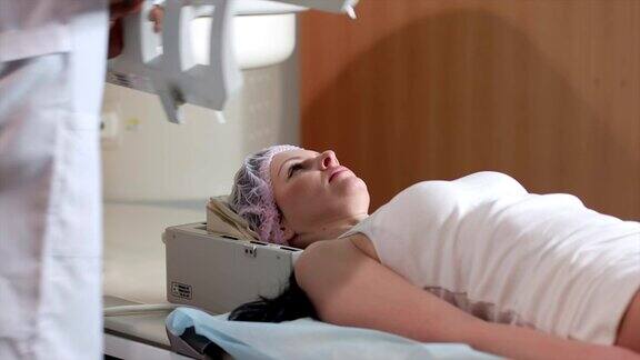 女性经过核磁共振脑部扫描程序