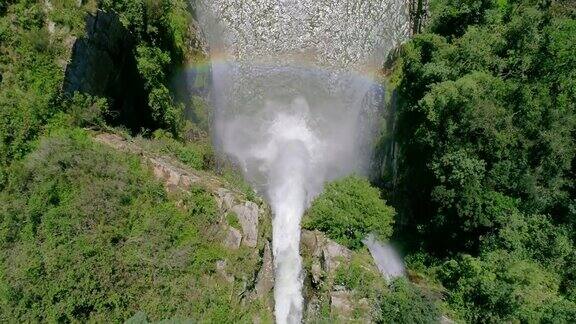 在普马兰加全景路线的MacMac瀑布和彩虹之上升起