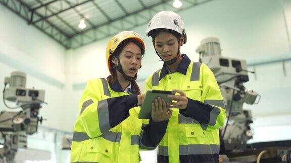 重工业制造工厂中使用数码平板电脑的女工程师