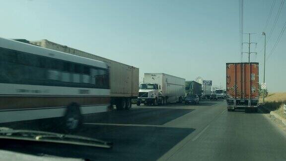 一长排的半卡车等待着通过桥梁进入萨拉戈萨墨西哥和美国边境过境