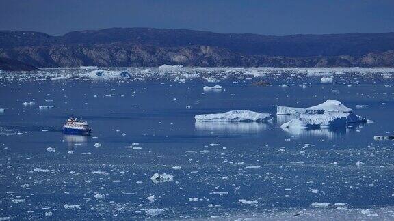 一艘大型游轮在冰峡湾航行