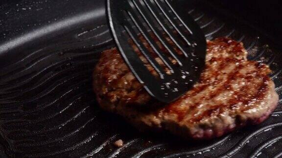 烹饪牛肉汉堡厨师转动肉片特写