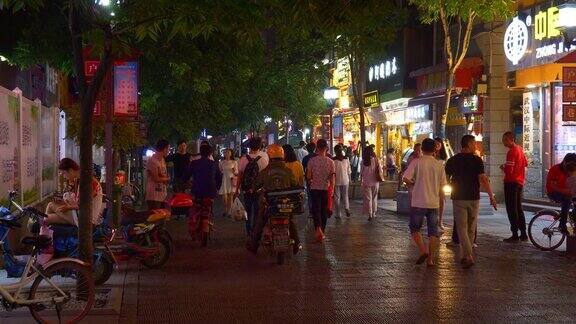 夜光照亮武汉市内著名的步行街拥挤的全景4k中国
