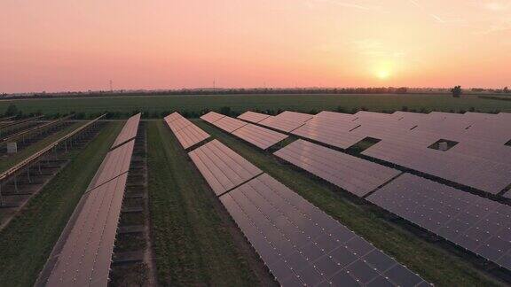 日落时分意大利乡间田野上一排排的太阳能电池板