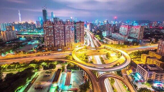 夜间广州市中心十字路口的交通繁忙
