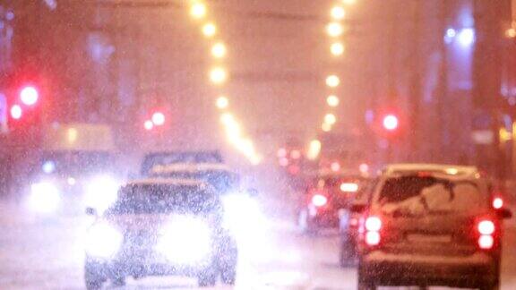 城市交通在冬季雪暴风雪晚上或晚上时间