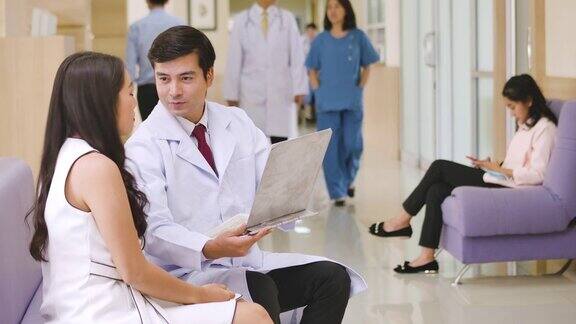 男医生在医院里与女病人谈话