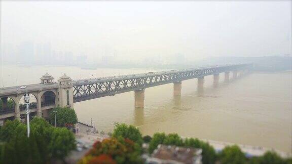 雾天时间武汉市著名的长江大桥航拍全景图4k倾斜移位中国