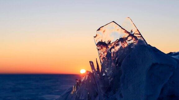 日落在浮冰的背景上