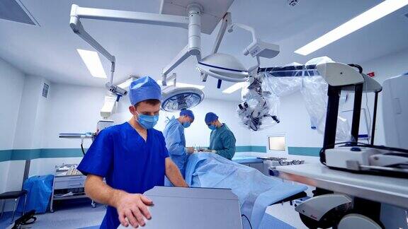 现代化的手术室里面有新的手术设备