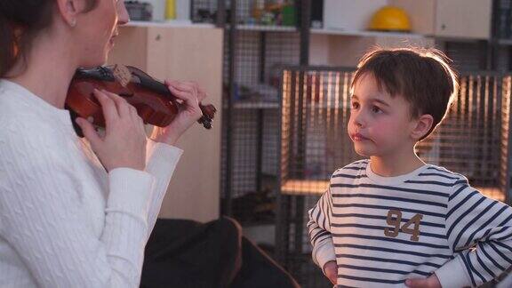 小男孩教拉小提琴