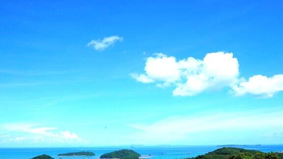 普吉岛蔚蓝的天空和白云