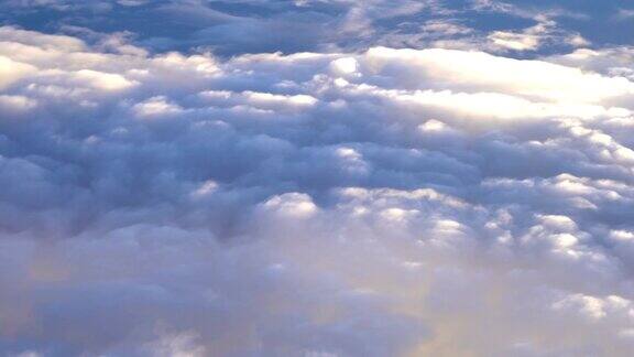 从飞机的角度看云层之上